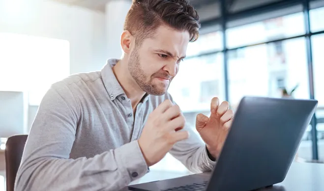 Gestresster Geschäftsmann am Laptop