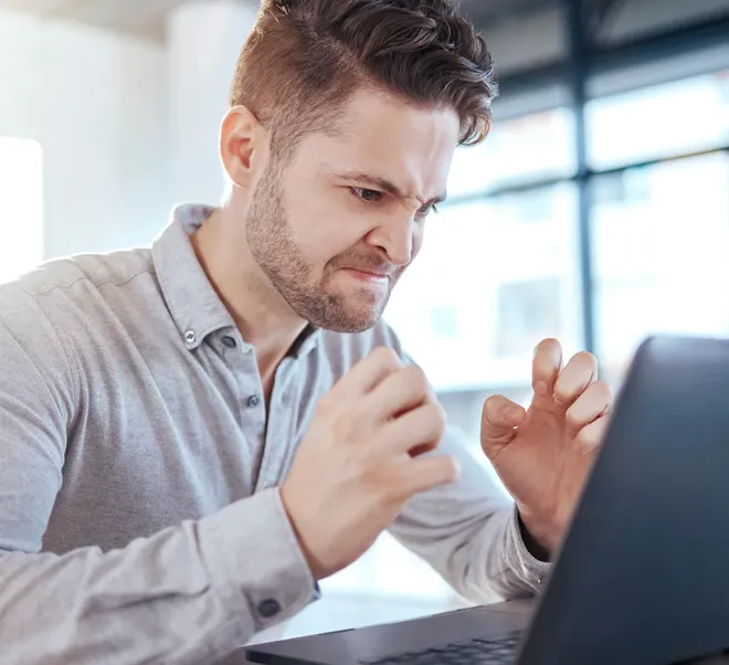 Gestresster Geschäftsmann am Laptop